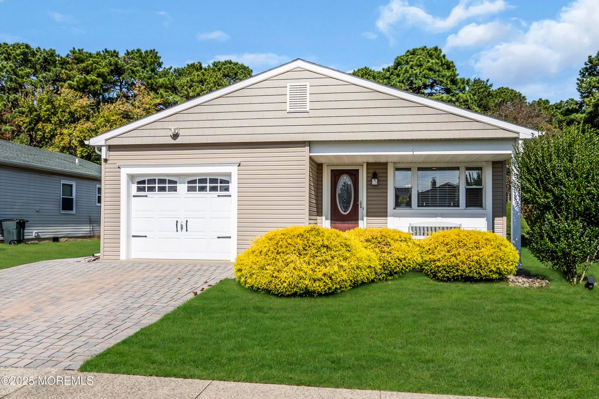 Attached, Exterior, Facade, Ranch