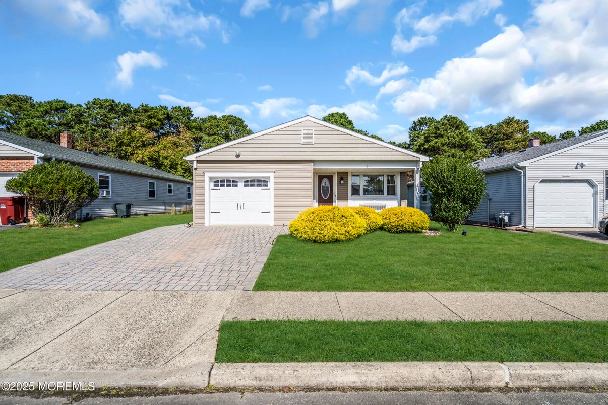 Attached, Exterior, Facade, Ranch