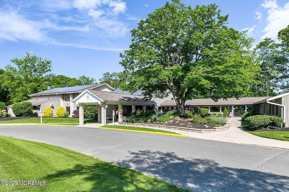 Exterior, Facade, Ranch