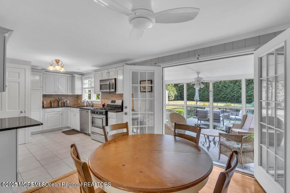 Dining room, Interior, Kitchen, Stainless Steel Appliances, Wood Texture Flooring