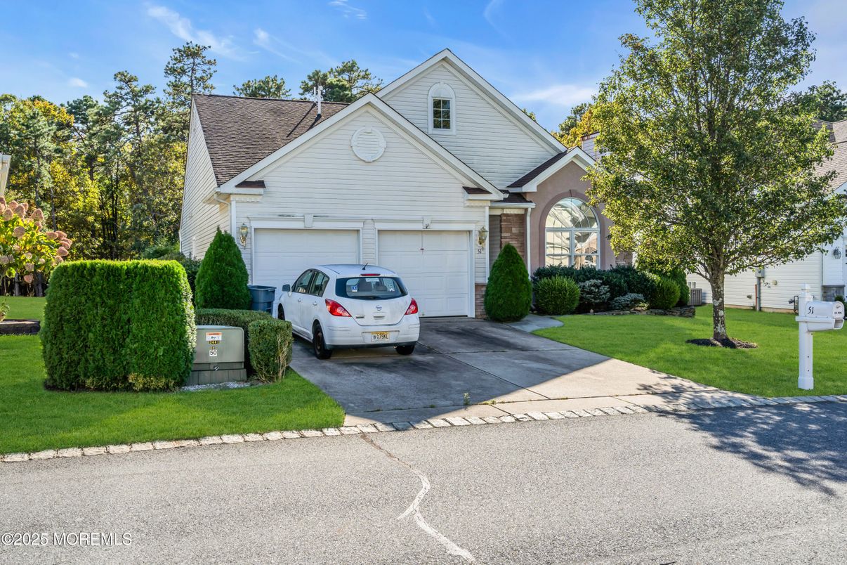 Attached, Exterior, Facade, Queen Anne Victorian