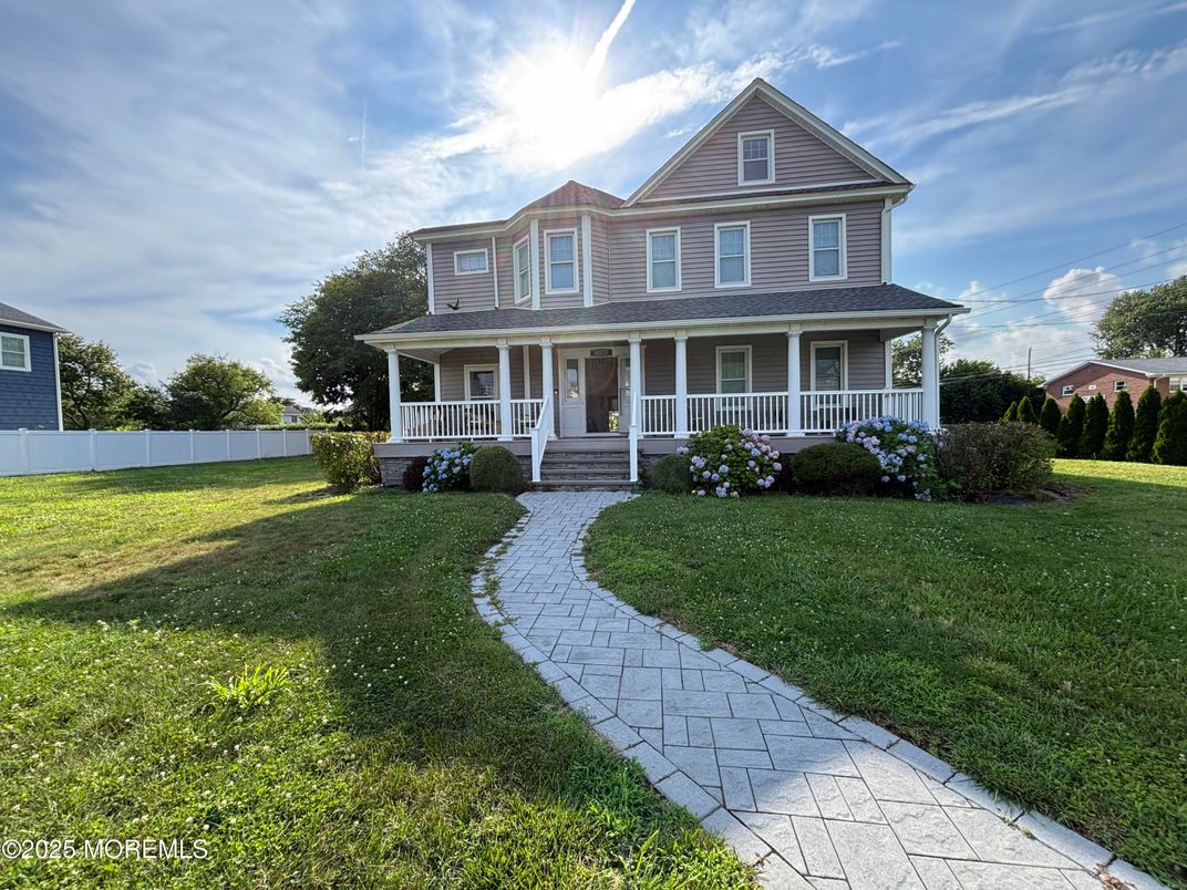 Exterior, Facade, Queen Anne Victorian