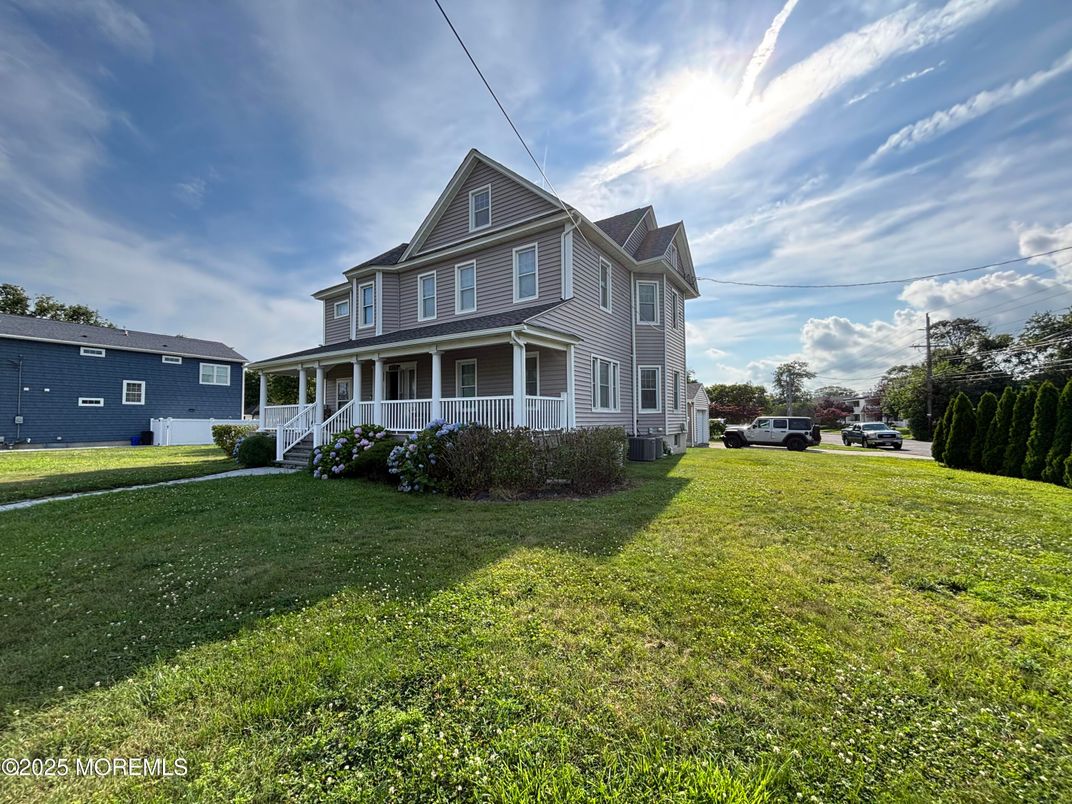 Backyard, Exterior, Facade, Queen Anne Victorian