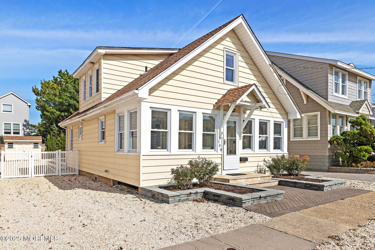 Exterior, Facade, Queen Anne Victorian