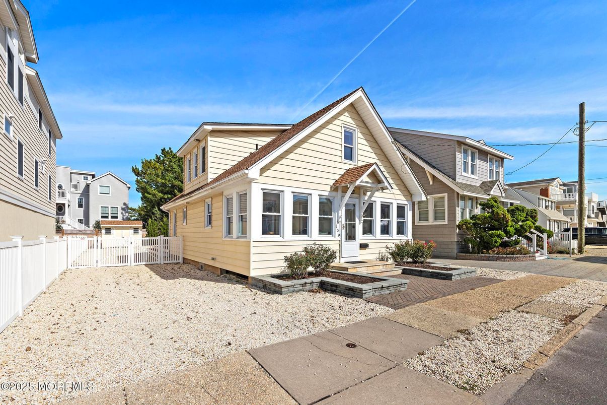 Exterior, Facade, Queen Anne Victorian
