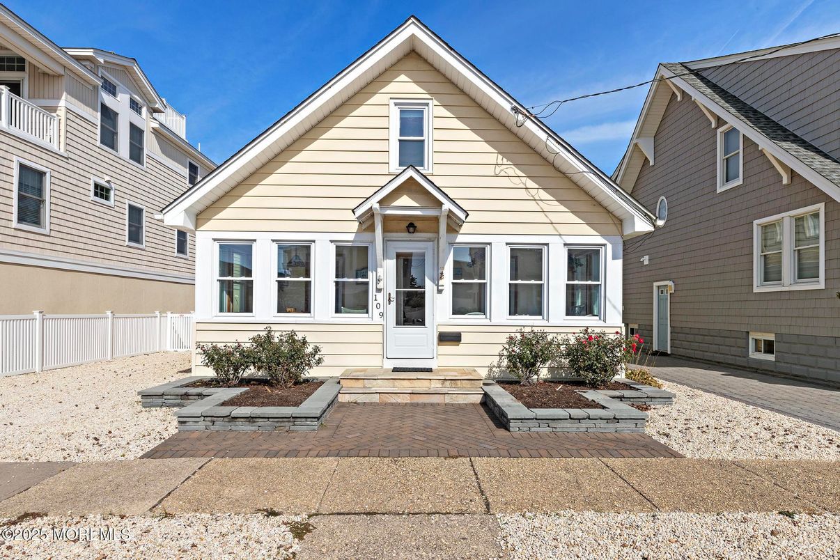 Exterior, Facade, American Craftsman