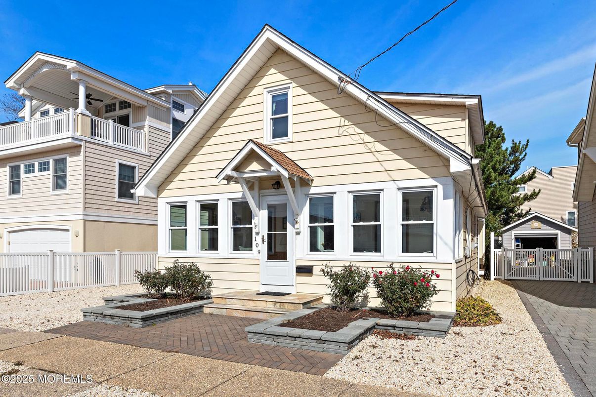 Exterior, Facade, Queen Anne Victorian