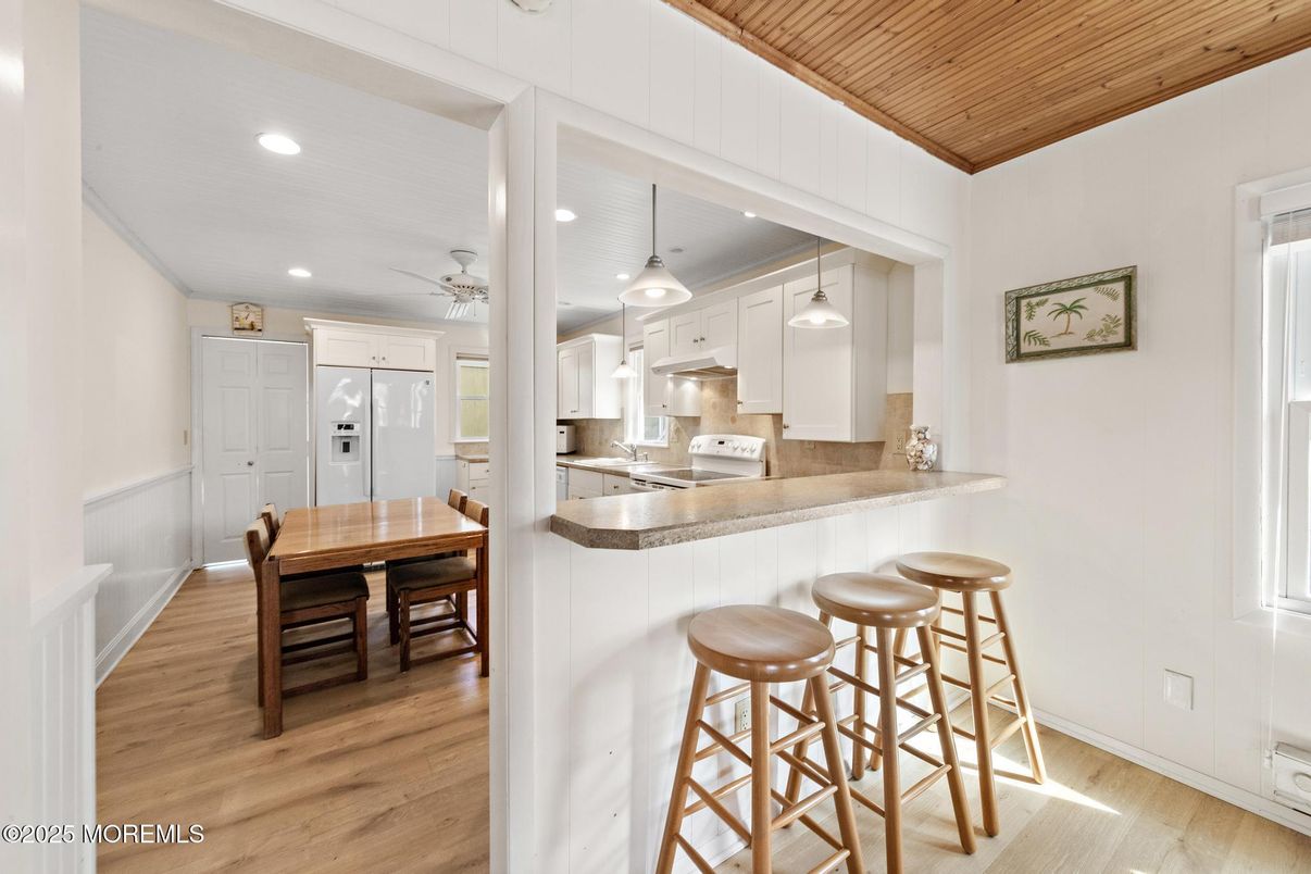 Dining room, Interior, Kitchen, Pendant Lights, Recessed Lighting, Wooden Ceilings, Wood Texture Flooring