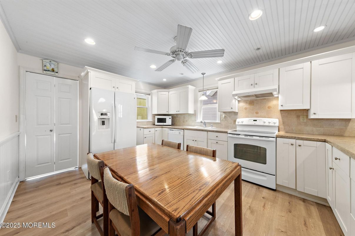 Dining room, Interior, Kitchen, Pendant Lights, Recessed Lighting, Wood Texture Flooring