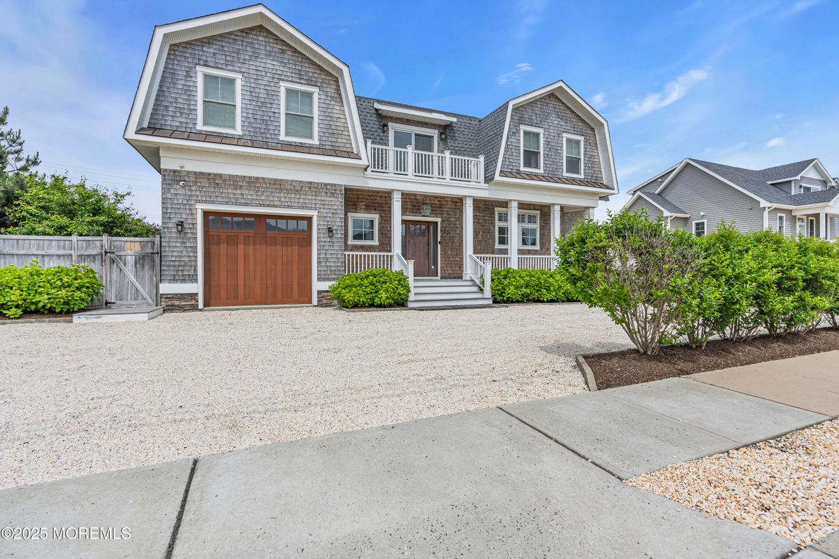 Attached, Exterior, Facade, Cape Cod