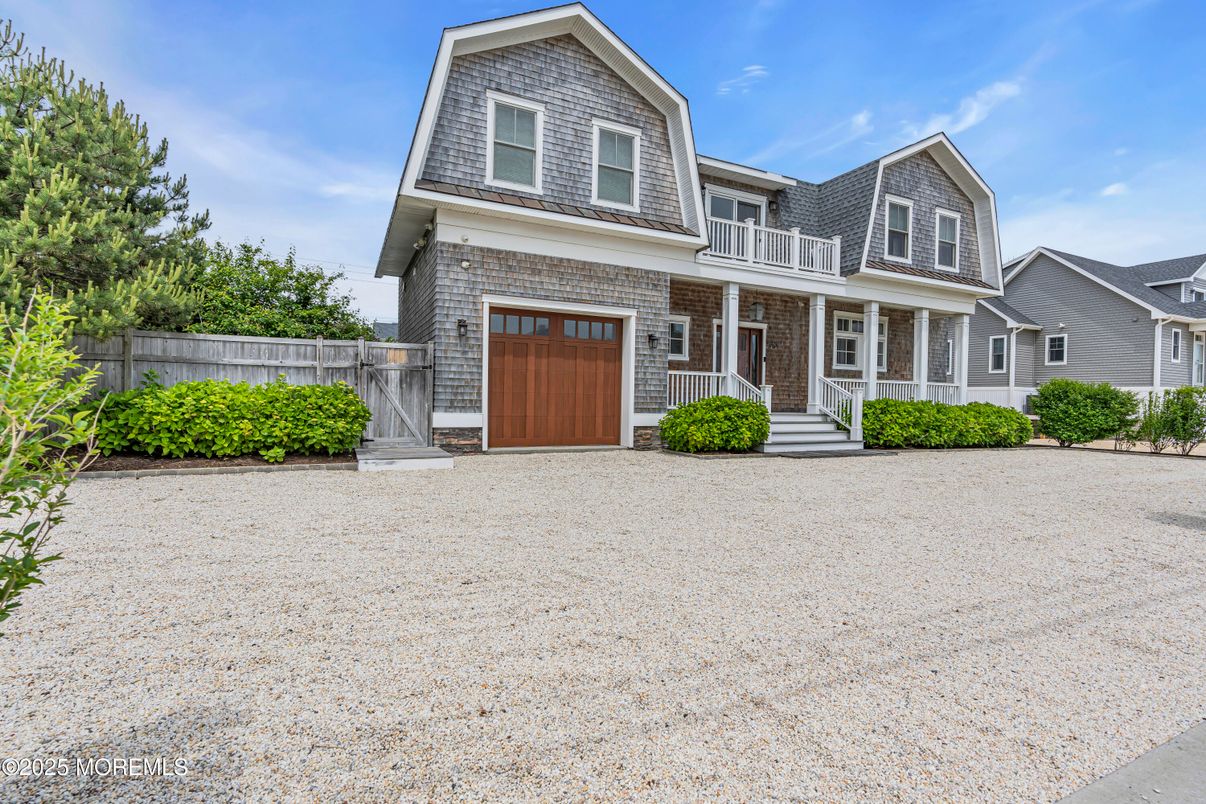 Attached, Exterior, Facade, Farmhouse