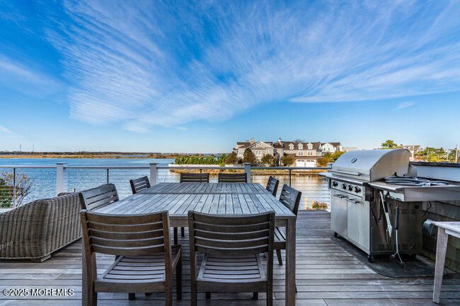 Exterior, Outdoor Kitchen, Water