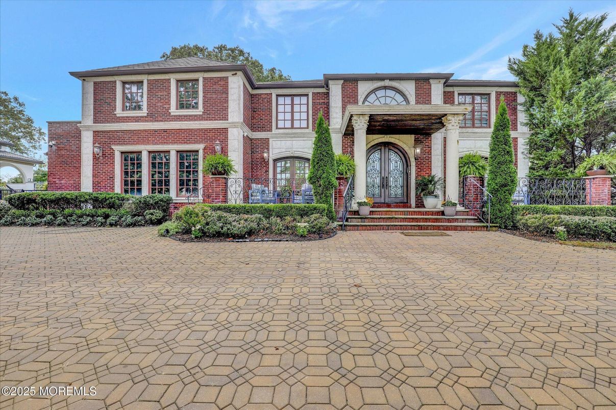 Exterior, Facade, Brick Facade, Georgian