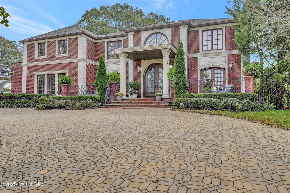 Exterior, Facade, Brick Facade, Georgian