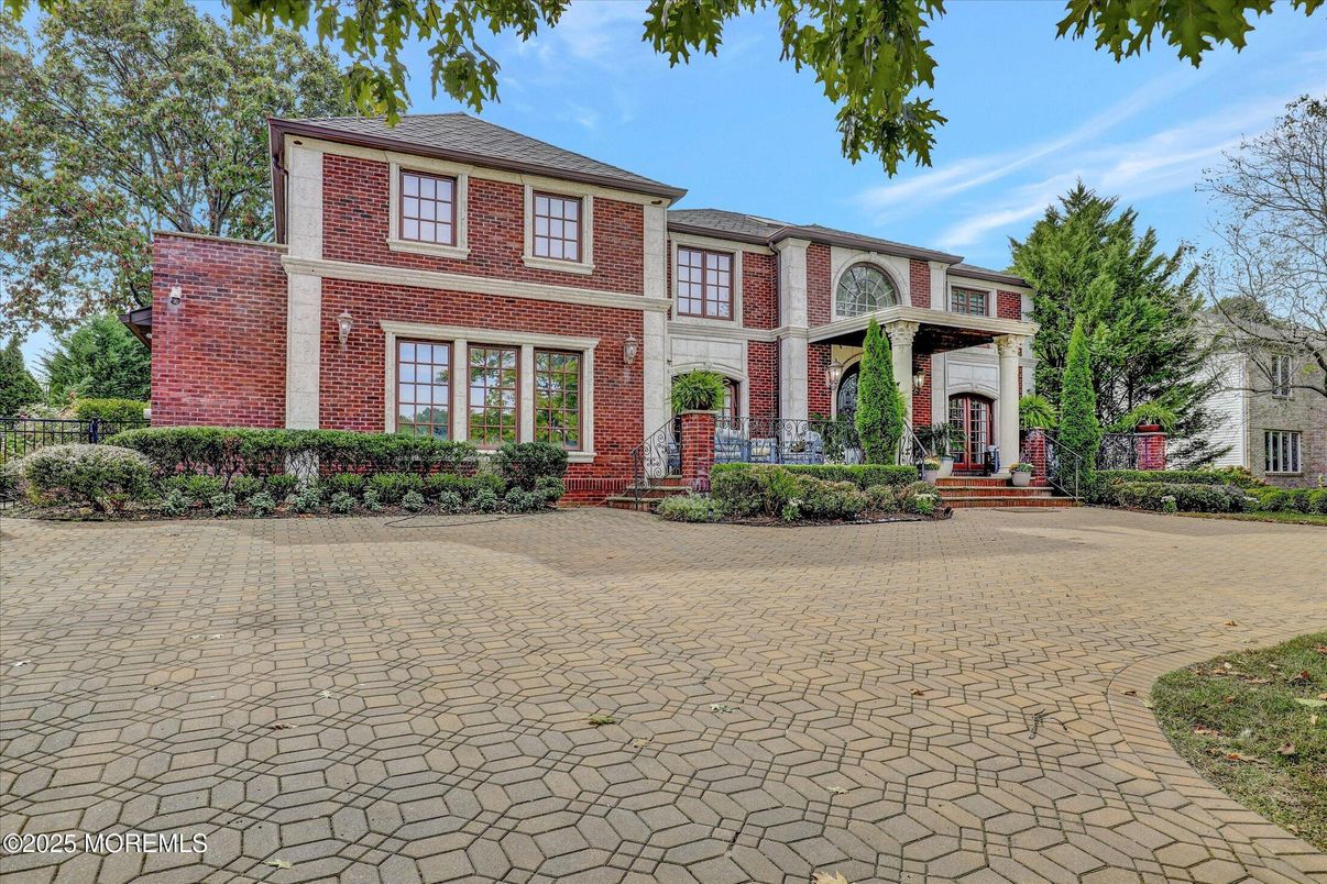 Exterior, Facade, Brick Facade, Georgian