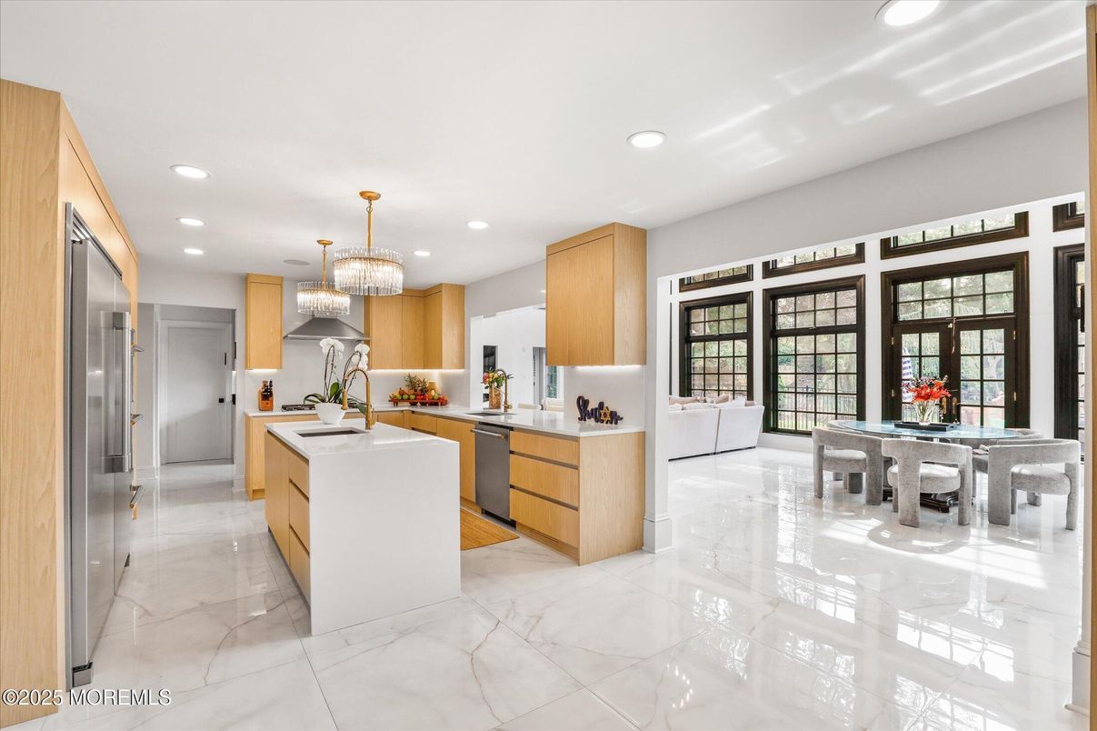 Chandelier, Dining room, Interior, Kitchen, Marble, Recessed Lighting, Stainless Steel Appliances