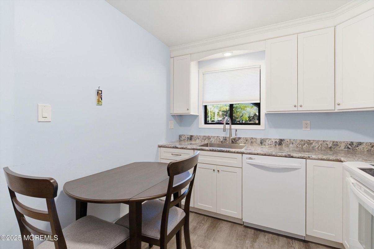 Dining room, Interior, Kitchen, Recessed Lighting, Wood Texture Flooring