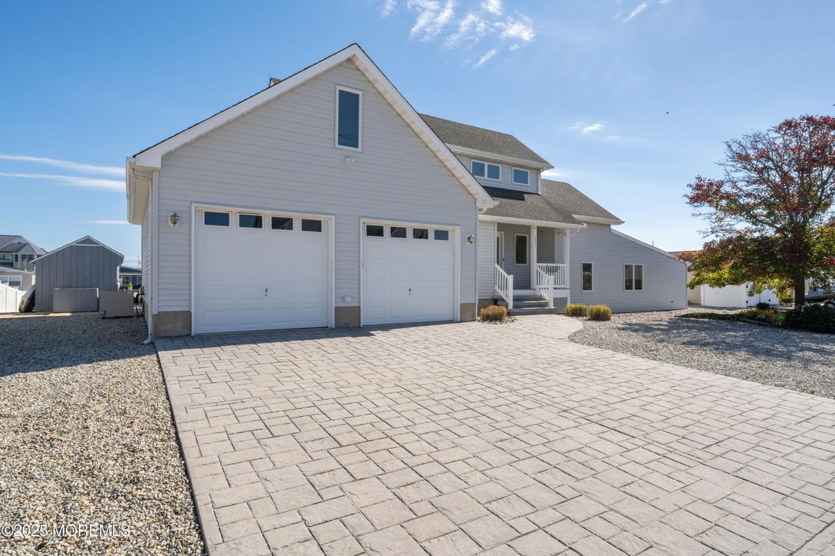 Attached, Exterior, Facade, Farmhouse