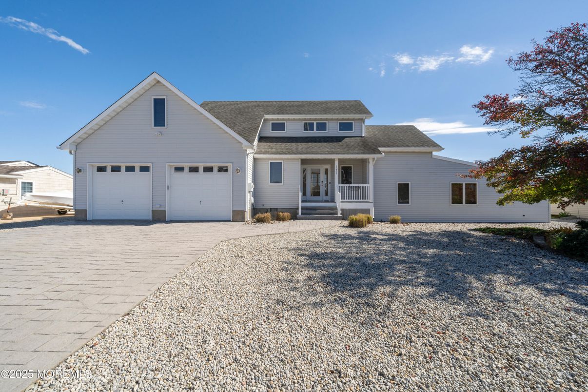 Attached, Exterior, Facade, Farmhouse