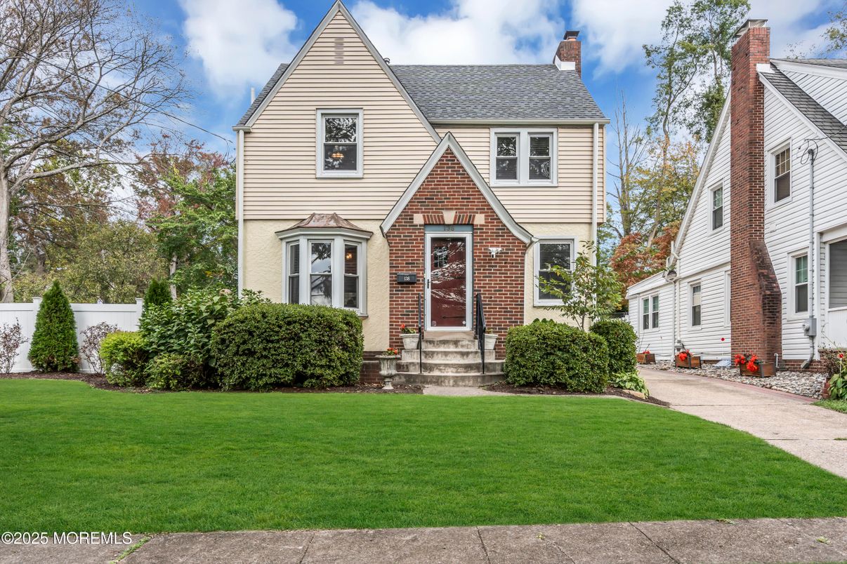 Exterior, Facade, Brick Facade, Queen Anne Victorian