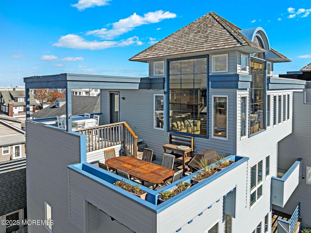 Exterior, Facade, None