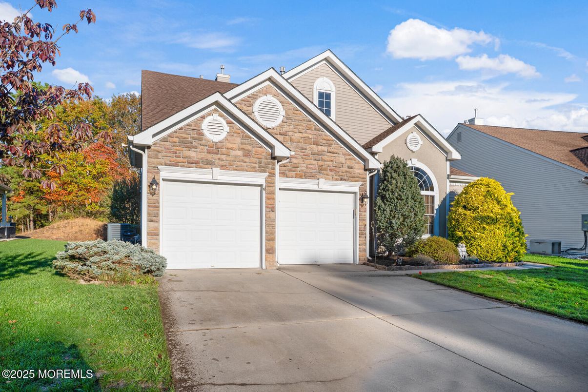 Attached, Exterior, Facade, Brick Traditional