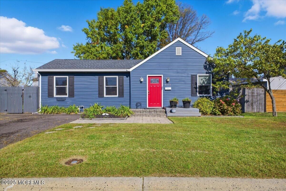 Exterior, Facade, Ranch