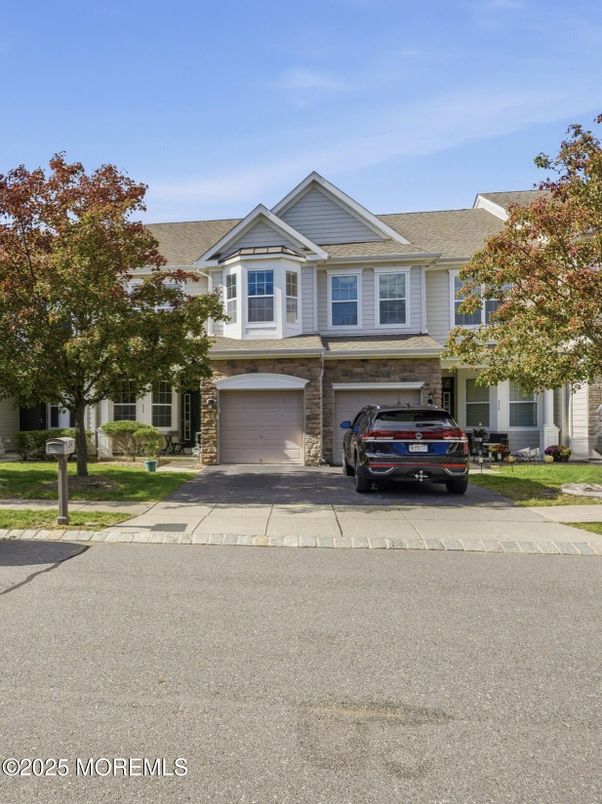 Attached, Exterior, Facade, American Craftsman