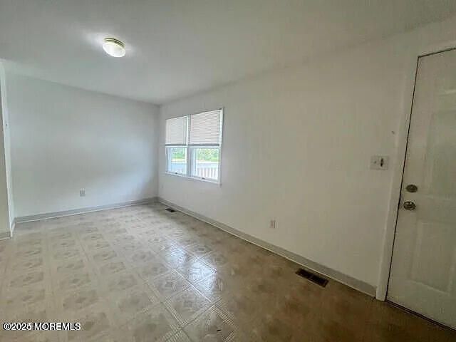 Empty room, Interior