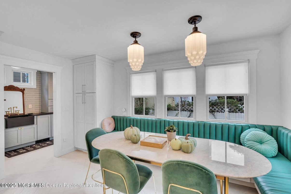Chandelier, Dining room, Interior, Pendant Lights