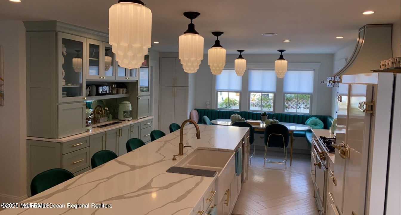Chandelier, Dining room, Interior, Kitchen, Pendant Lights, Recessed Lighting, Wood Texture Flooring