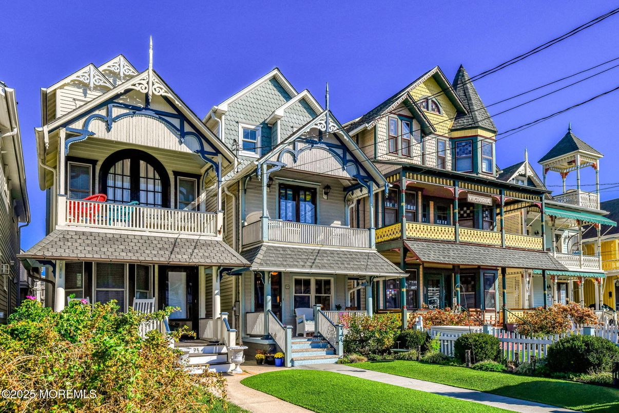 Exterior, Facade, Queen Anne Victorian