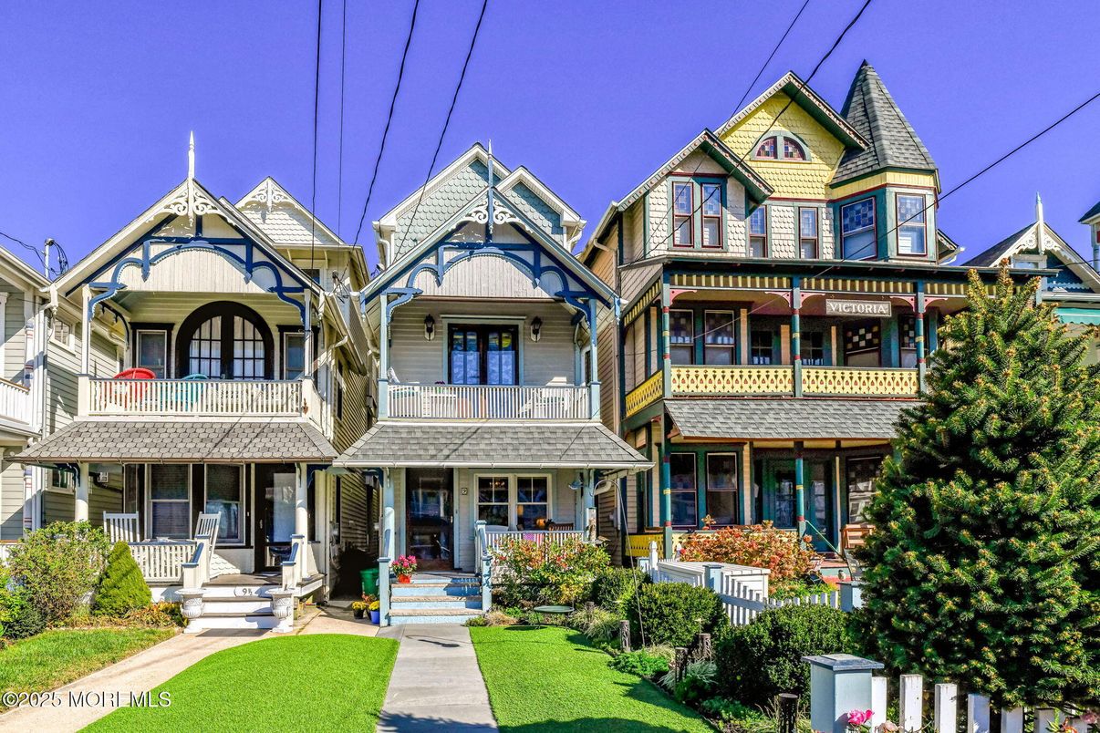 Exterior, Facade, Queen Anne Victorian