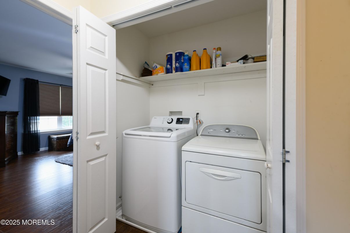 Interior, Utility Closets, Washer, Wood Texture Flooring