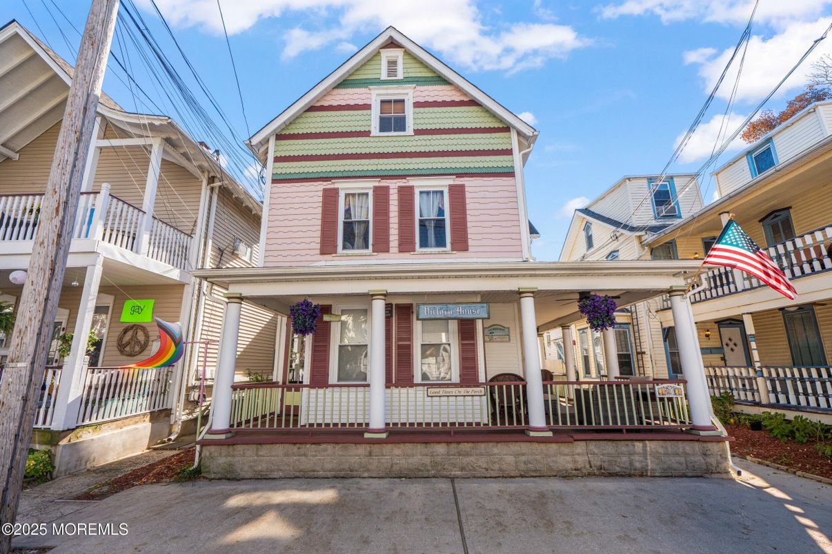 Exterior, Facade, Queen Anne Victorian