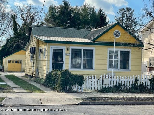 Exterior, Facade, Queen Anne Victorian