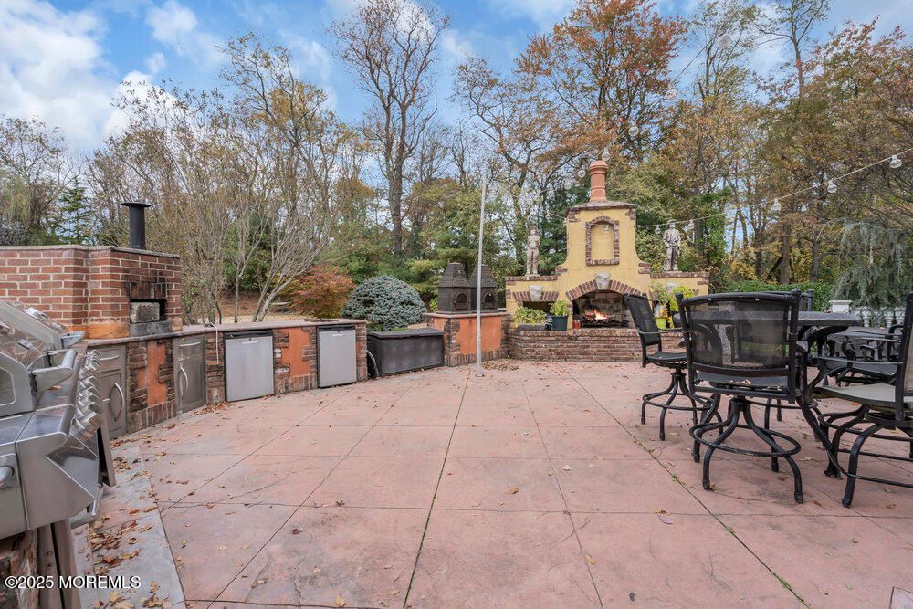 Exterior, Fireplace, Outdoor Kitchen