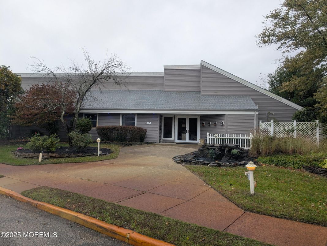 Exterior, Facade, Ranch