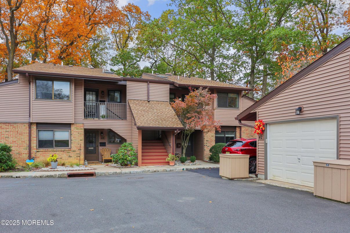 Attached, Exterior, Facade, Brick Facade, Raised Ranch