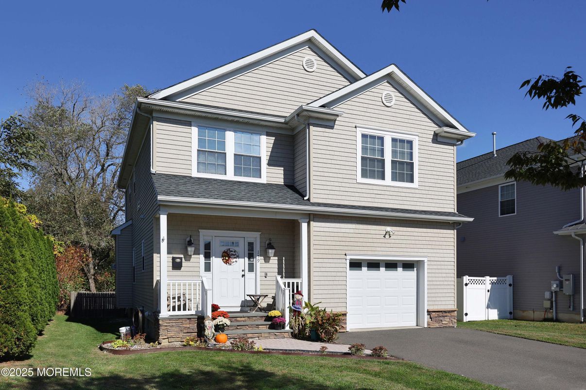 Attached, Exterior, Facade, Farmhouse
