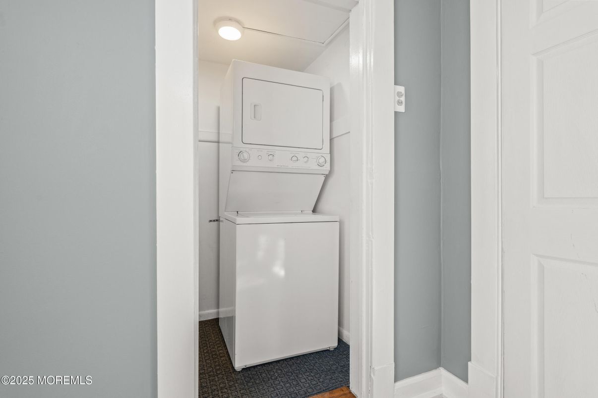 Interior, Utility Closets, Washer, Wood Texture Flooring