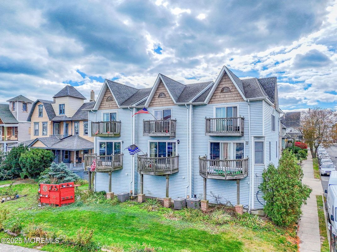 Backyard, Exterior, Facade, Queen Anne Victorian