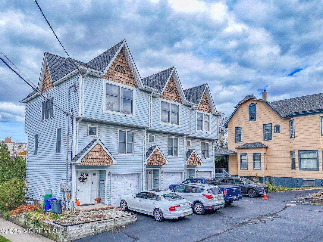 Attached, Exterior, Facade, Queen Anne Victorian