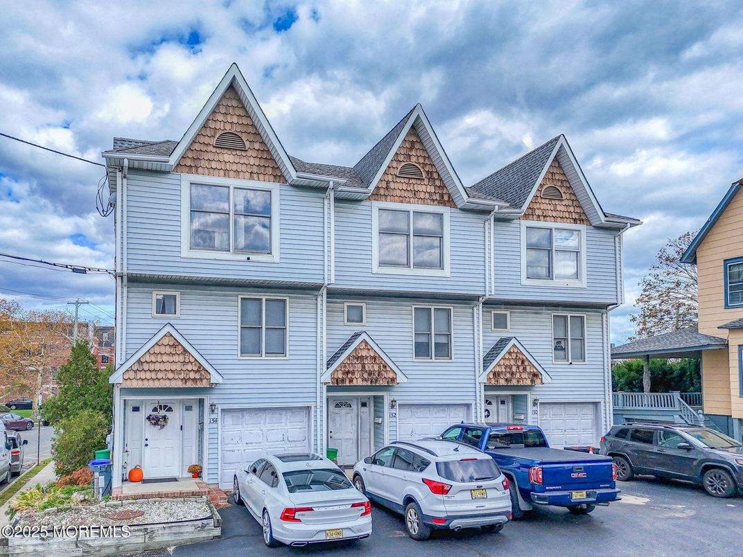 Attached, Exterior, Facade, Queen Anne Victorian