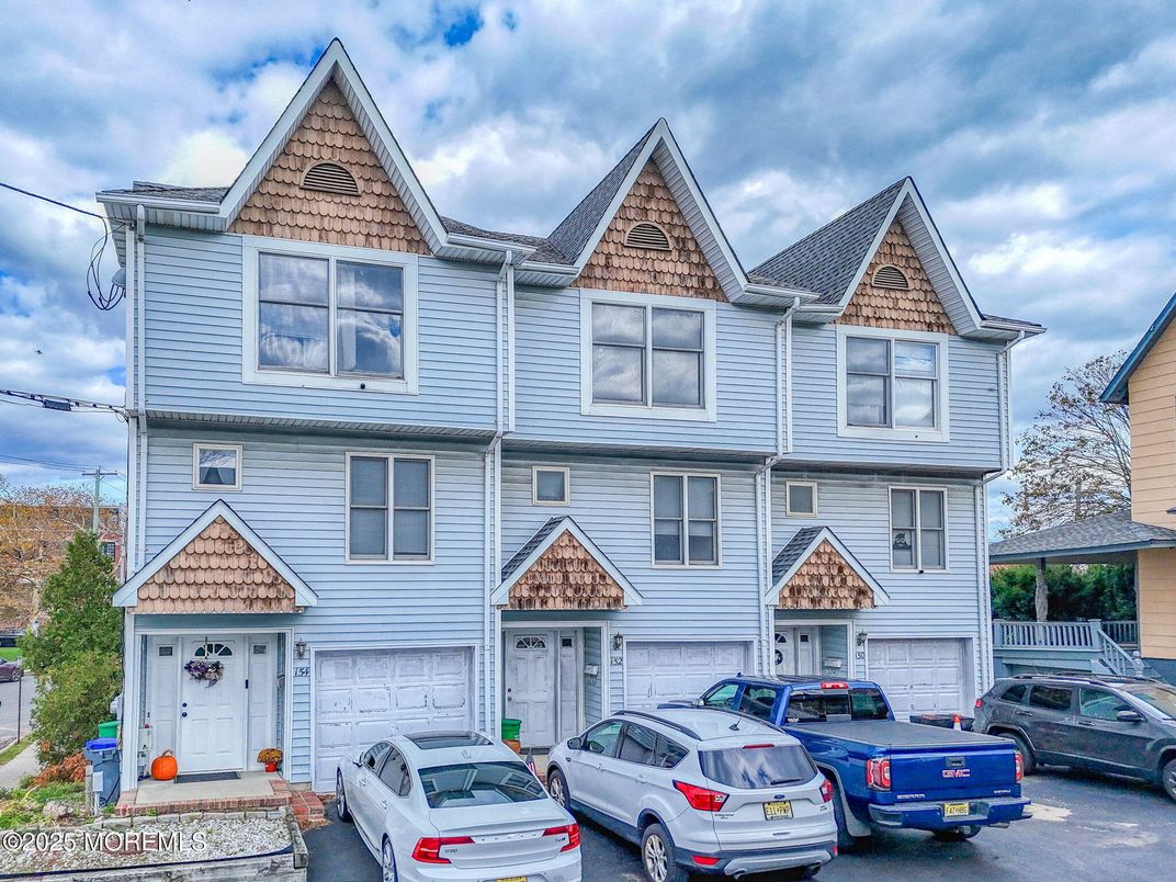 Attached, Exterior, Facade, Queen Anne Victorian