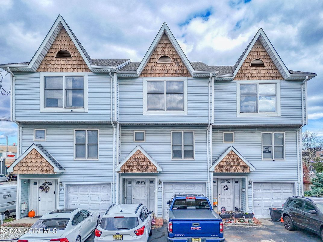 Attached, Exterior, Facade, Queen Anne Victorian