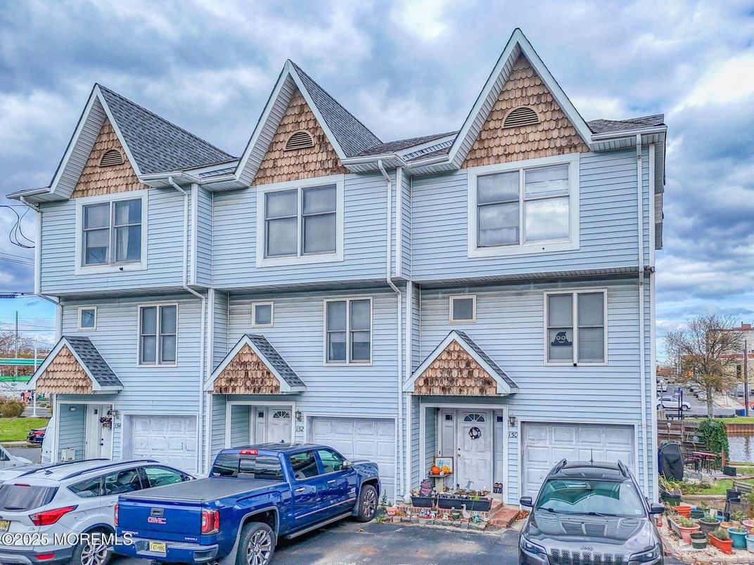 Attached, Exterior, Facade, Queen Anne Victorian