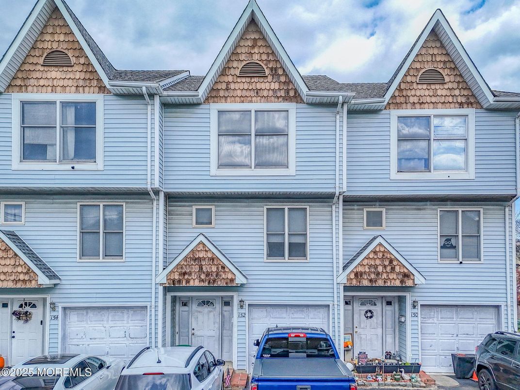 Attached, Exterior, Facade, Rowhouse