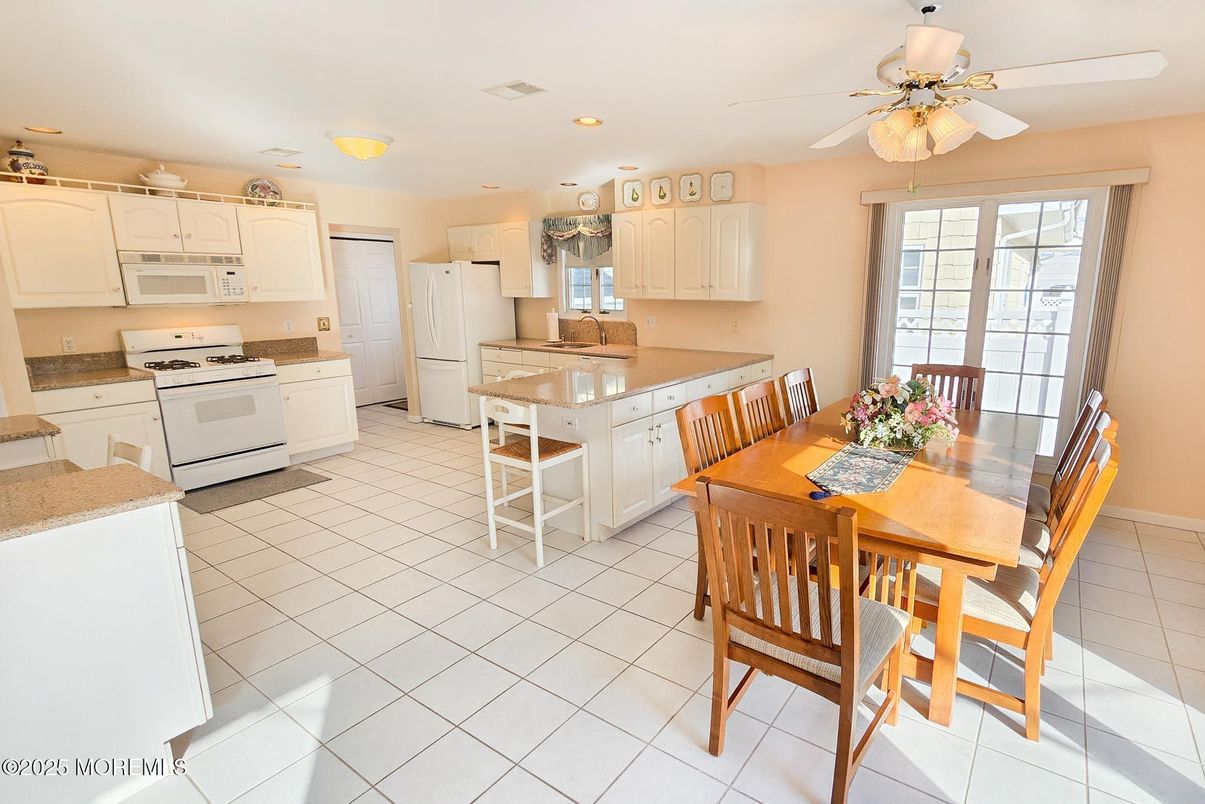 Dining room, Interior, Kitchen, Recessed Lighting
