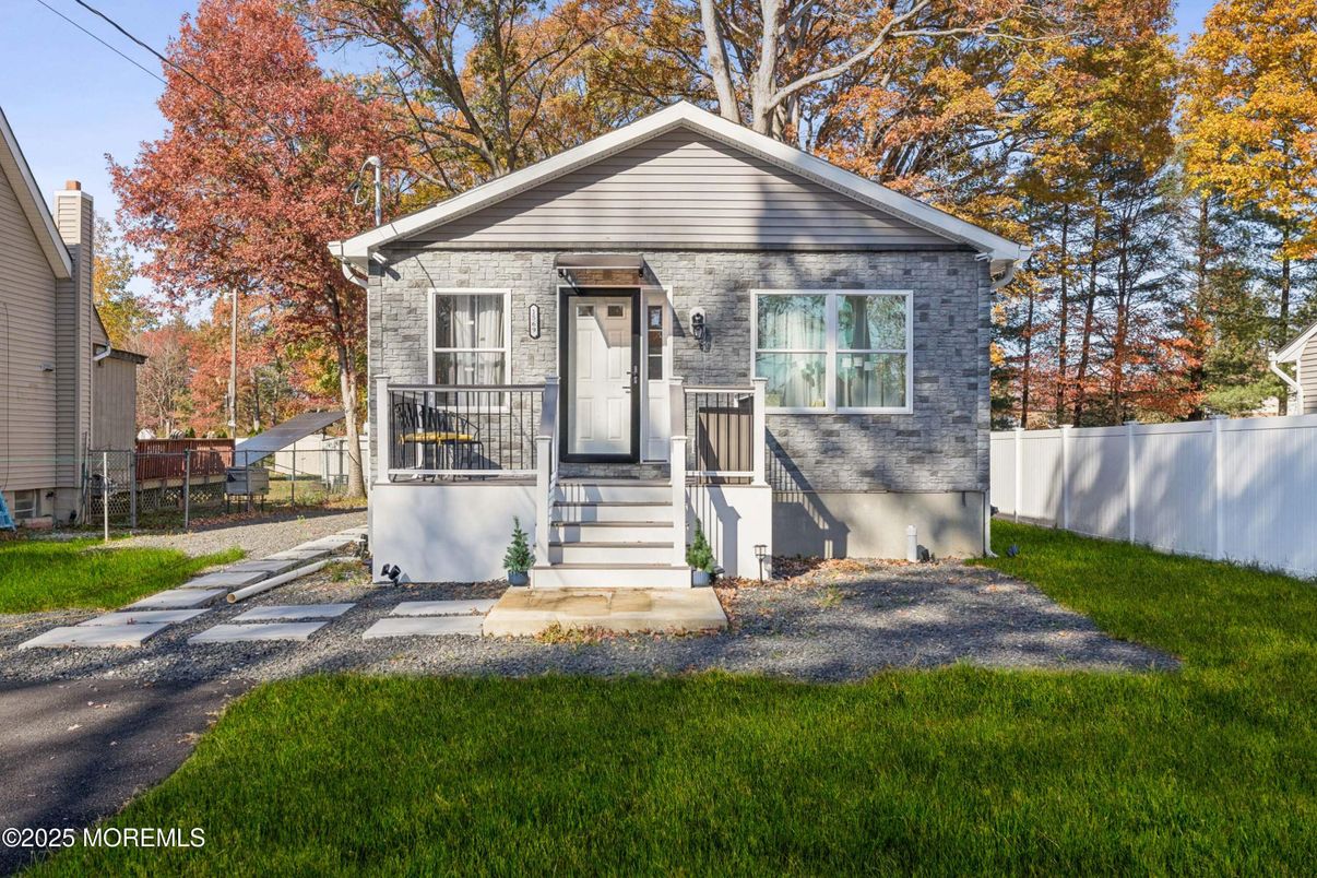 Exterior, Facade, Split Level